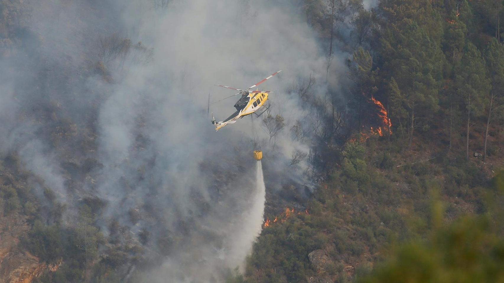 Un incendio comenzado en Larouco (Ourense) pone a Quiroga (Lugo) en una situación "extremadamente grave" y alcanza O Courel.