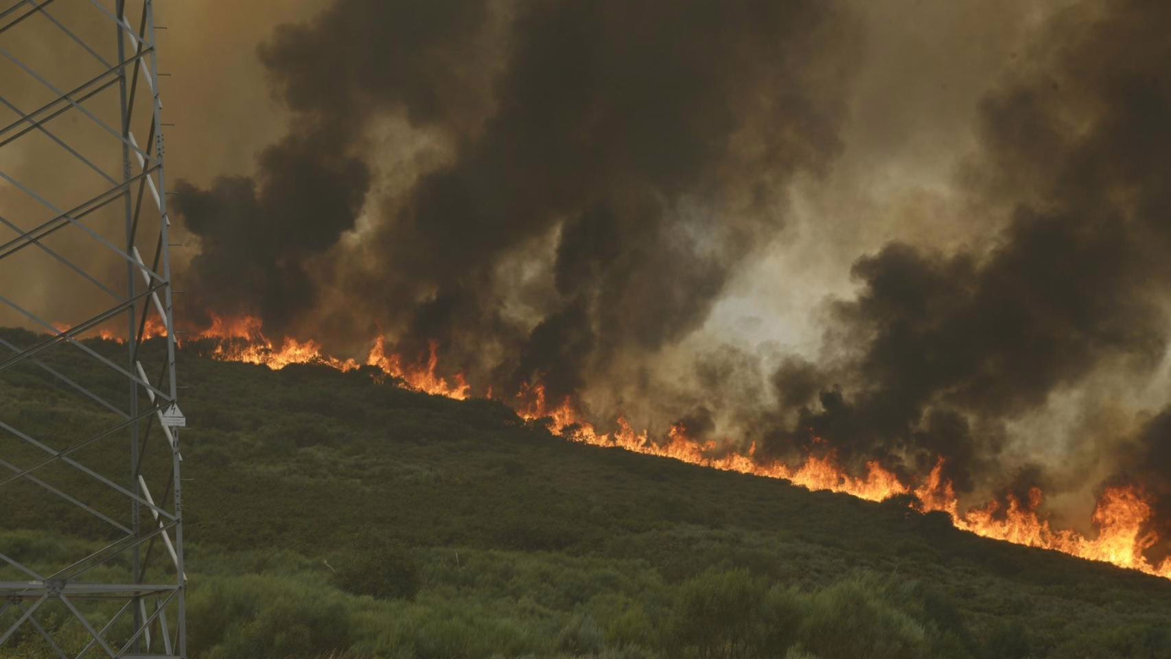 A Veiga impactada por el fuego que proviene de Zamora.
