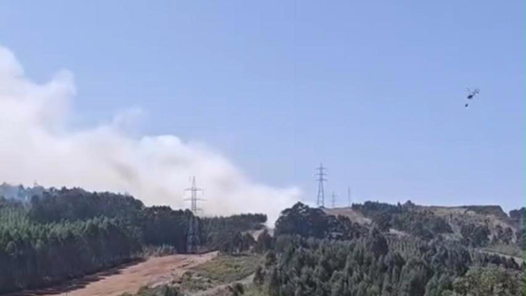 Controlado el incendio forestal en la parroquia de Pastoriza, en Arteijo, que era observable desde A Coruña.