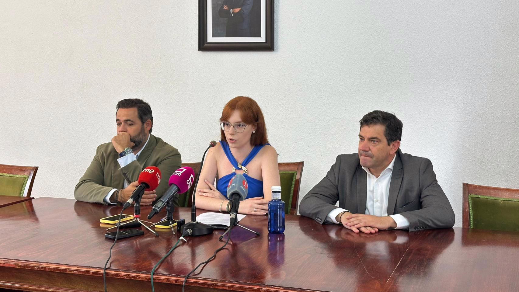 La alcaldesa de Fernán Caballero informa sobre la extorsión de una organización criminal para obligarla a renunciar.