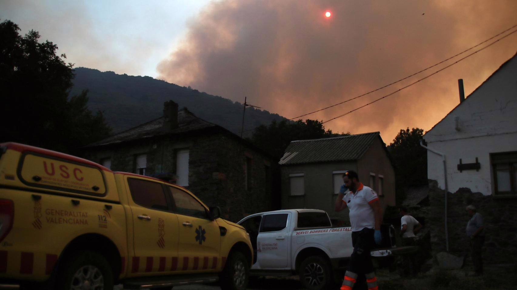 El incendio en Garaño requiere nuevos desalojos y el cierre de carreteras, mientras se trabaja en proteger el perímetro norte en Fasgar.