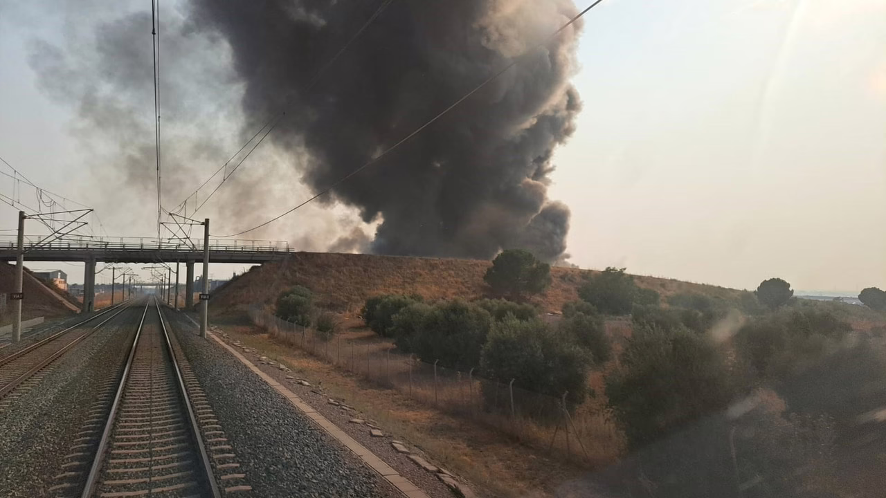 Interrumpidos los trenes de alta velocidad entre Madrid y Andalucía debido a un incendio en Toledo.