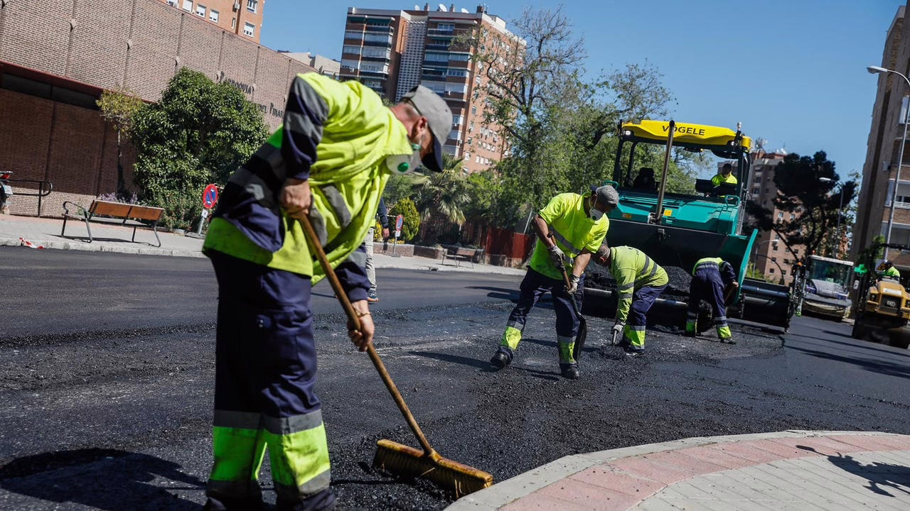Más de 110 vías en los 21 distritos se integran en la Operación Asfalto de Madrid.