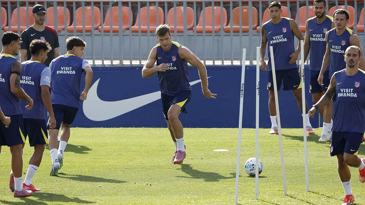 Alexander Sorloth, durante el entrenamiento del Atlético de Madrid en Majadahonda