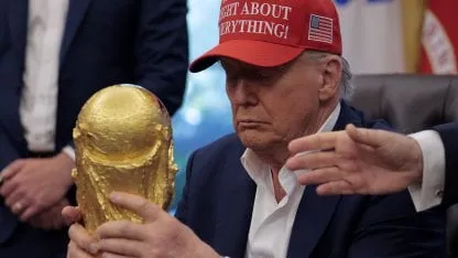 Trump recibió a Infantino y levantó la Copa del Mundo: "Sólo los ganadores alzan este trofeo, el último fue Messi y ahora..."