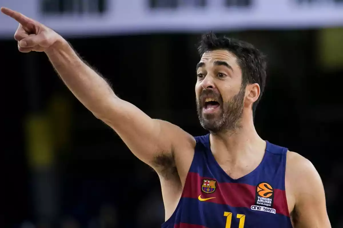 Jugador de baloncesto con uniforme del Barcelona señalando con el brazo extendido durante un partido