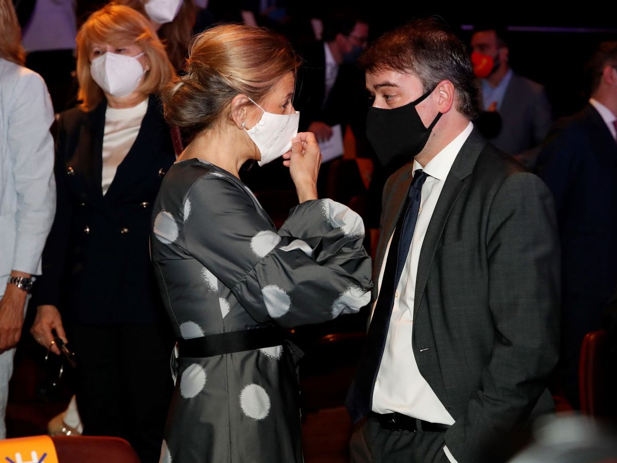 Foto: El jefe de gabinete del presidente del Gobierno, Iván Redondo, conversa con la ministra de Trabajo, Yolanda Díaz. (EFE)