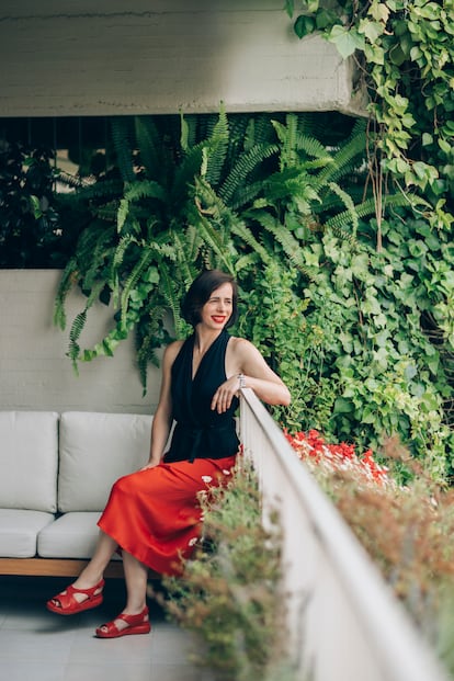 Inés Esnal, en la terraza del salón, junto a la vegetación integrada en el edificio diseñada por su autor.