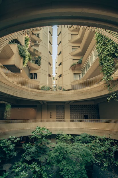 Grandes aberturas permiten la entrada de luz natural hacia los garajes del edificio, creando una de esas vistas dramáticas y exuberantes tan caracteristicas de Higueras.