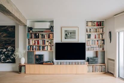 En el salón, Esnal diseñó un mueble a medida para los libros y el antiguo magnetofón Sony que su padre compró en Alemania en los años setenta.
