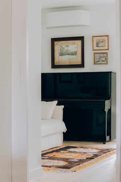 Una de las antiguas habitaciones ahora funciona como pequeña sala de estar y de música.