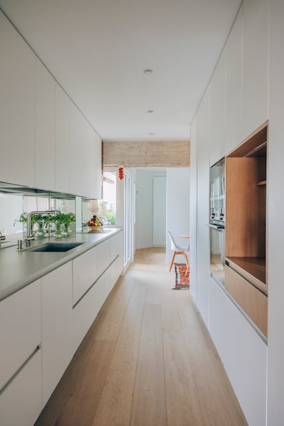 La cocina se mantuvo en su ubicación original. Separada del salón, ambos espacios están vinculados visualmente por medio de una cristalera.