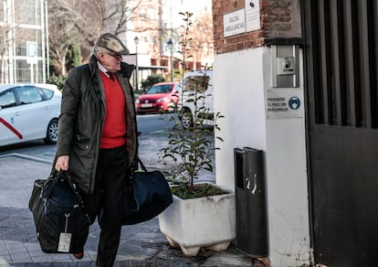 Luis Bárcenas, ante el Centro de Inserción Social (CIS) Victoria Kent, en Madrid, el pasado 2022.