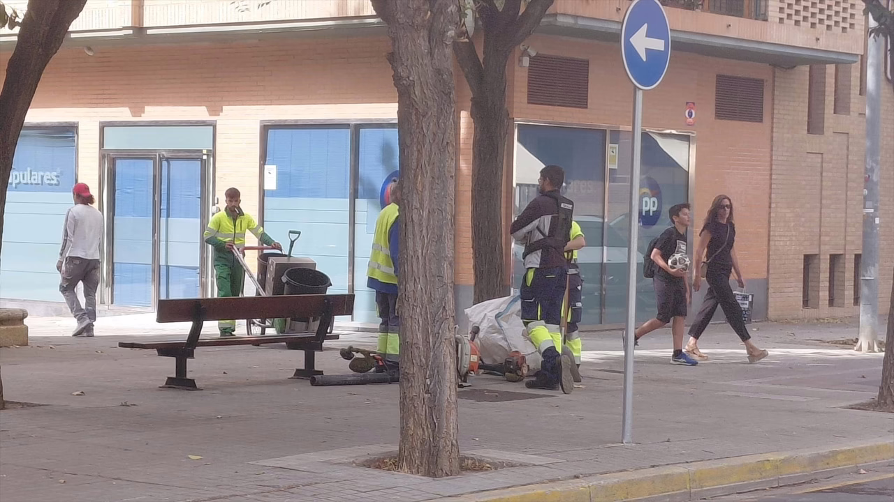 Destrozan la oficina del PP en Huesca lanzando pintura roja, huevos y dejando dos pollos muertos.
