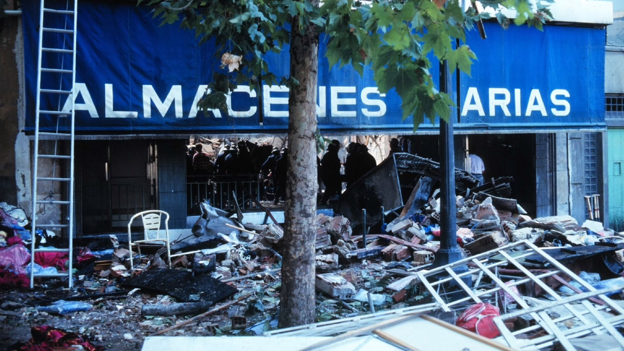 Almacenes Arias: el incendio que dejó huella en la historia de los Bomberos de Madrid hace 38 años.