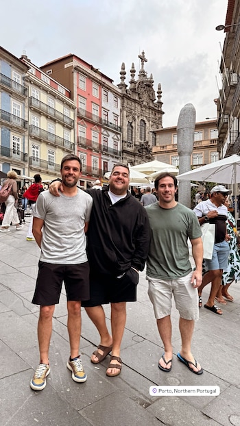 Darío viajó con dos amigos