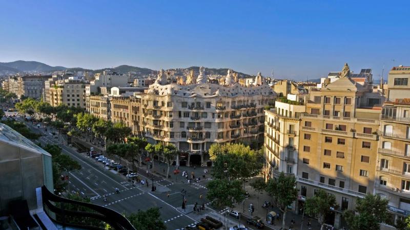La Casa Milà, conocida como La Pedrera, es un edificio de estilo modernista diseñado por Antoni Gaudí, y construido entre 1906 y 1910 en el paseo de Gracia.