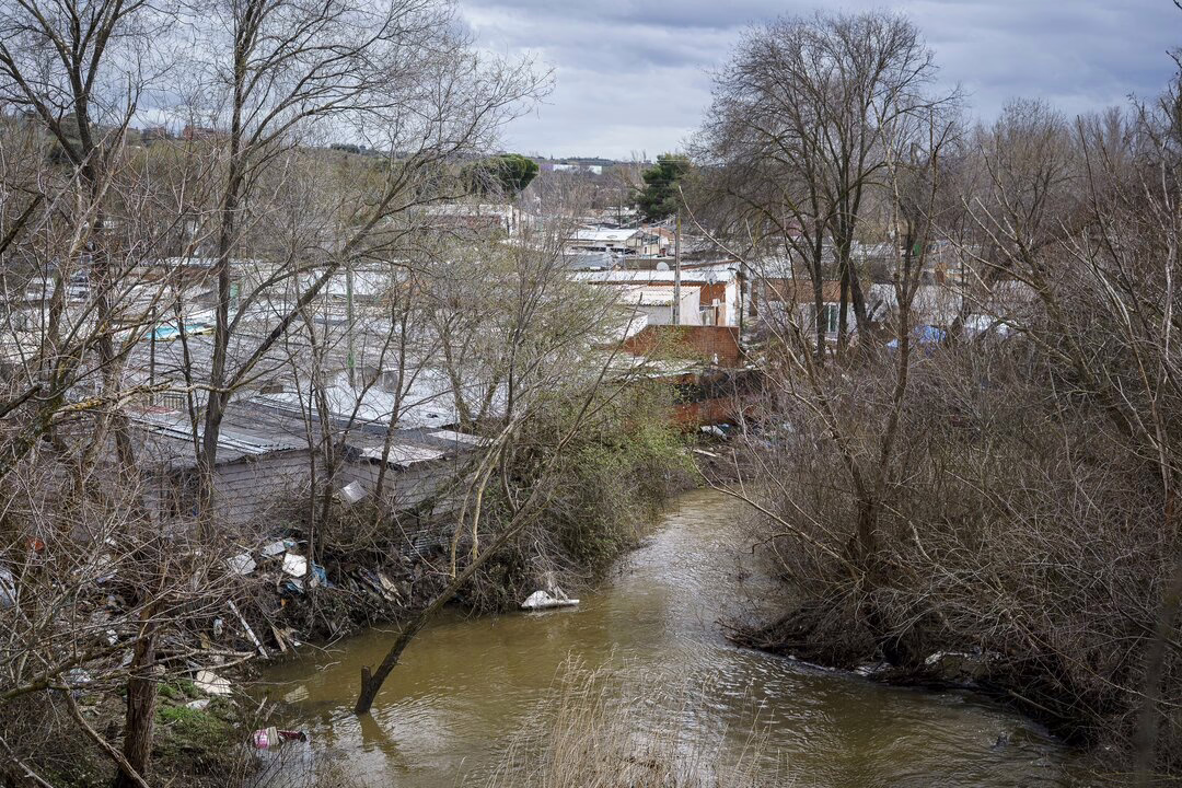 Desalojan a una familia en el pueblo de Las Sabinas debido a la inundación del río Guadarrama.