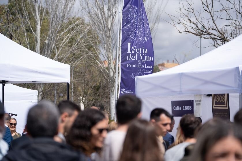 Más de 3,000 personas asistieron a la primera Feria del Vino y Productos Locales en Móstoles.