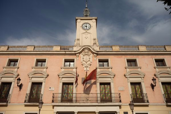 La Policía desmantela la banda que asaltó el Ayuntamiento de Alcalá y sustrajo material informático sensible.
