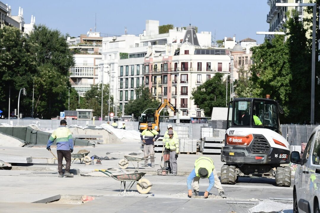 Trabajos en la plaza dedicada a Salvador Dalí en Madrid.