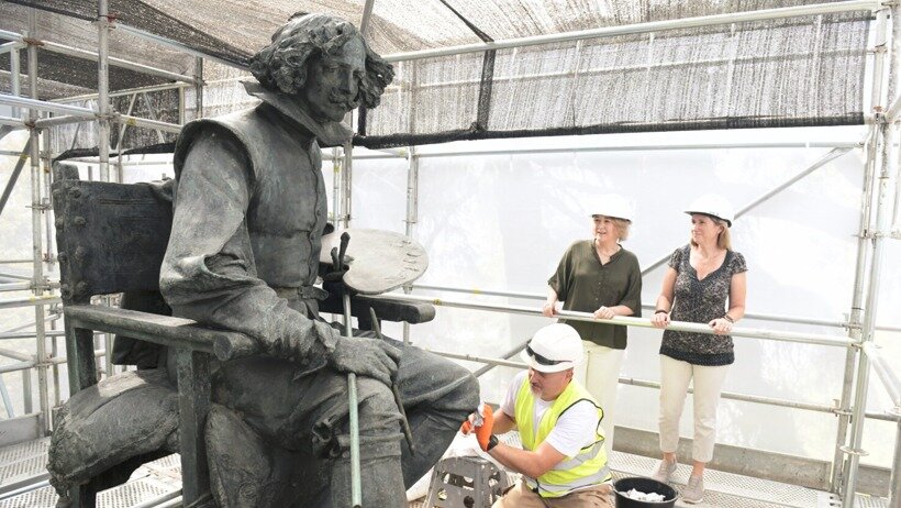 Madrid rehabilita el emblemático monumento a Velázquez en el Paseo del Prado.
