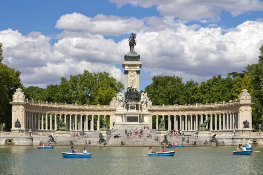 El Retiro y otros ocho parques de Madrid cierran debido a fuertes vientos y calor intenso este miércoles.