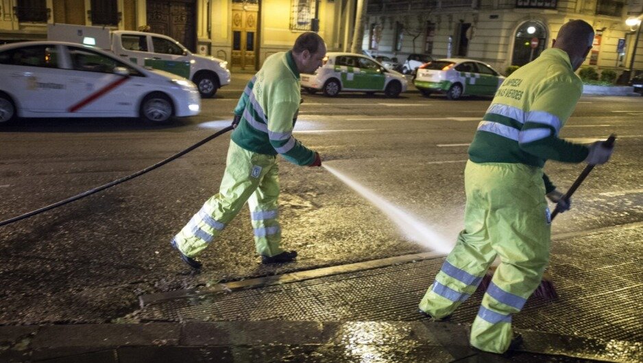 Madrid intensifica las labores de limpieza durante las festividades de la Virgen de la Paloma con 160 trabajadores y 90 vehículos.