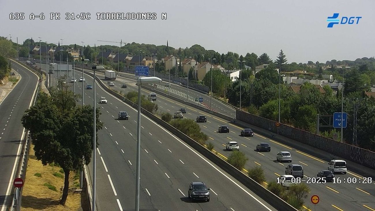 Tráfico lento en la A-6 a la entrada de Torrelodones durante el regreso del puente de agosto.