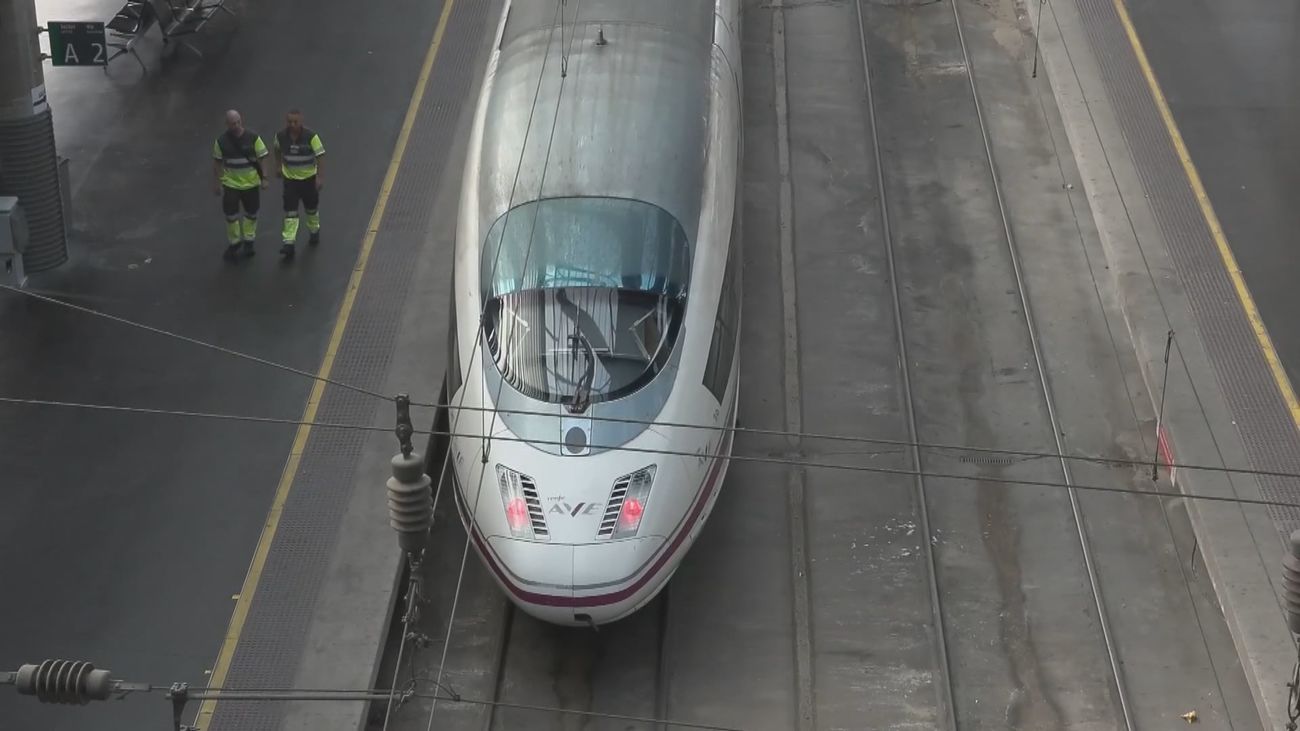 El servicio de tren de alta velocidad entre Madrid y Galicia permanece cancelado.