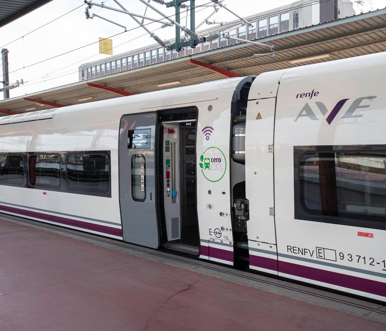 Rescate de 180 pasajeros del tren Alvia Pamplona-Madrid por fallo técnico en Pueyo.