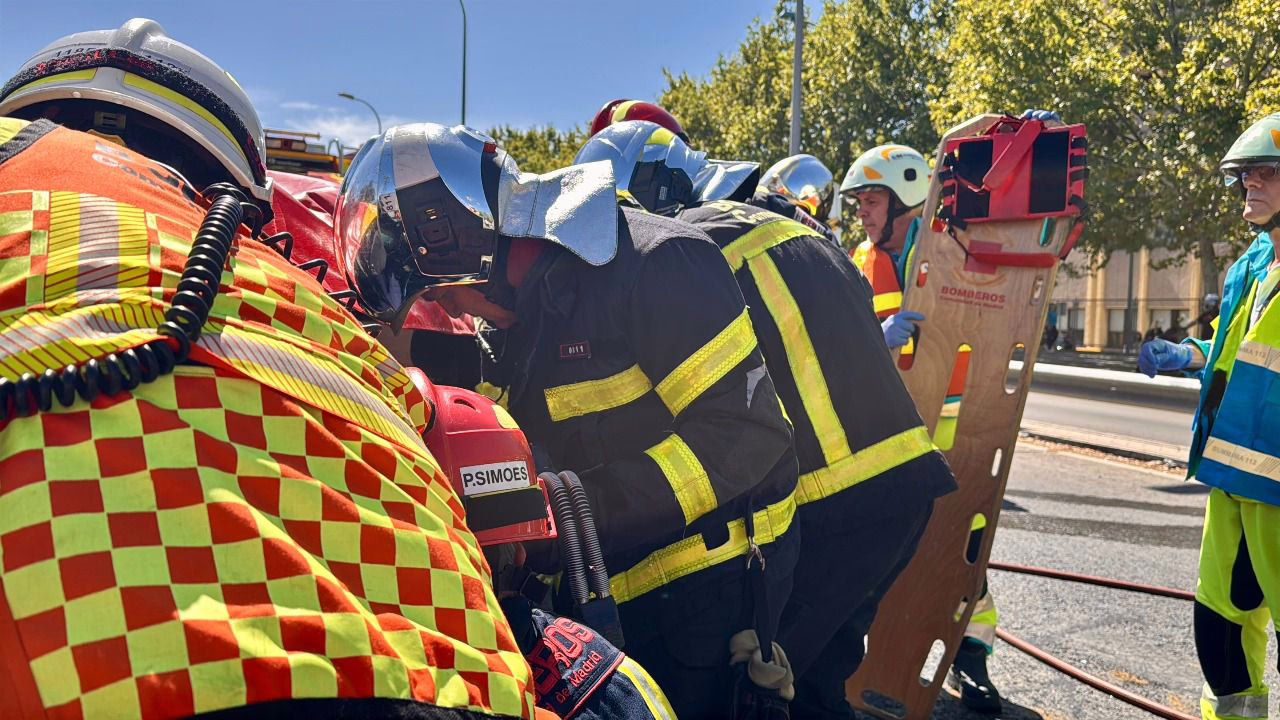 Colisión en la M-406 en Getafe: Dos personas heridas, una de ellas de gravedad al chocar contra la mediana.
