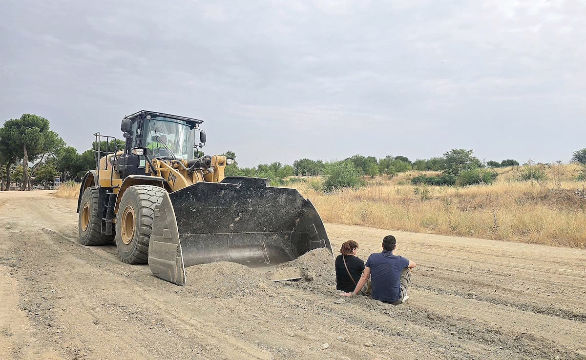 Las excavadoras regresan a Montecarmelo y los vecinos se enfrentan: "Resistencia ante el abuso" | Noticias de Madrid
