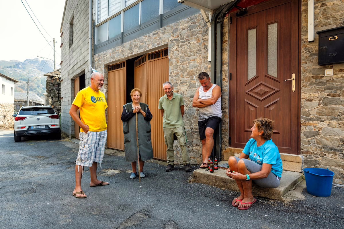 Una ‘isla’ en medio del fuego: el pueblo que permaneció intacto en la frontera entre Galicia y Castilla y León | España