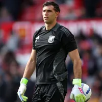 Manchester United, en crisis, se arrepiente y busca auxilio desesperado en Dibu Martínez