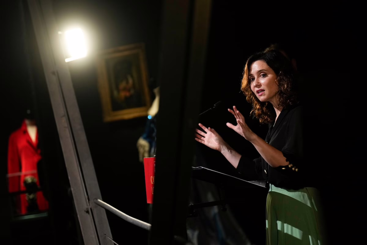 Una empresa pública de Madrid planea invertir 115.000 euros para que sus empleados aparezcan en una serie con un reconocido actor | Noticias de Madrid