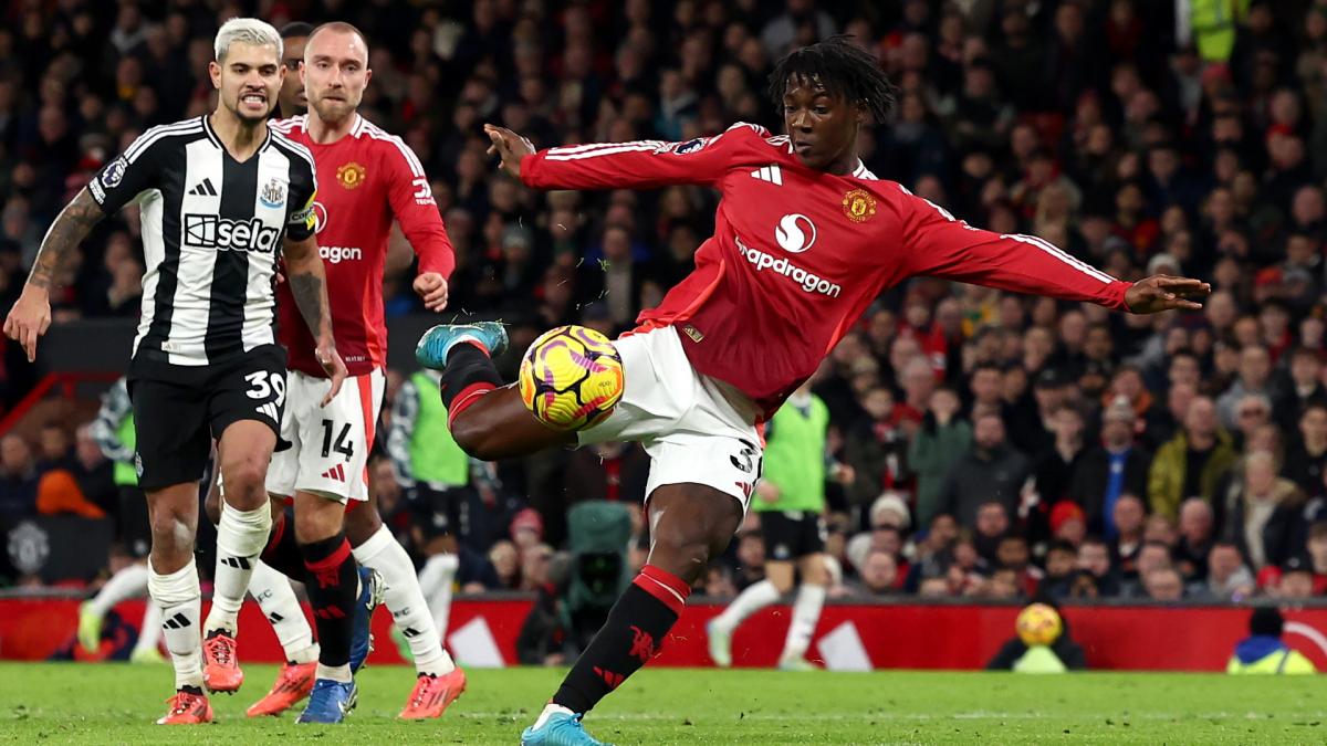 Kobbie Mainoo durante un encuentro con la camiseta del Manchester United