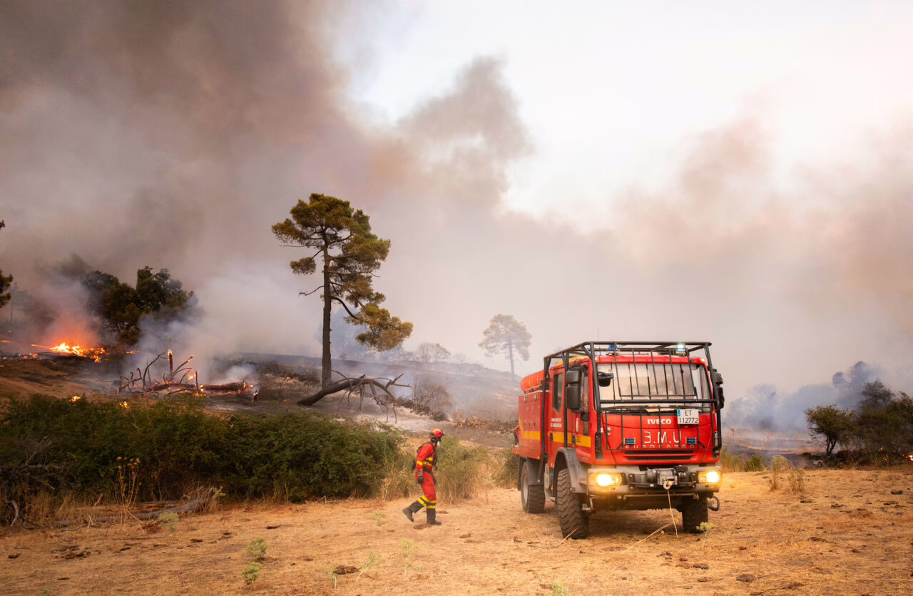 Incendios en España: interrupciones en carreteras y trenes hasta el 18 de agosto.