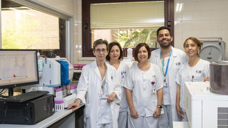 El equipo responsable del hallazgo, en el laboratorio del Hospital de Getafe
