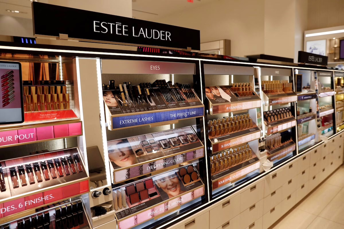 Estée Lauder, propietaria de Clinique y Mac, sufre una caída significativa en el mercado bursátil a pesar de anticipar un incremento en sus ventas para este año | Empresas