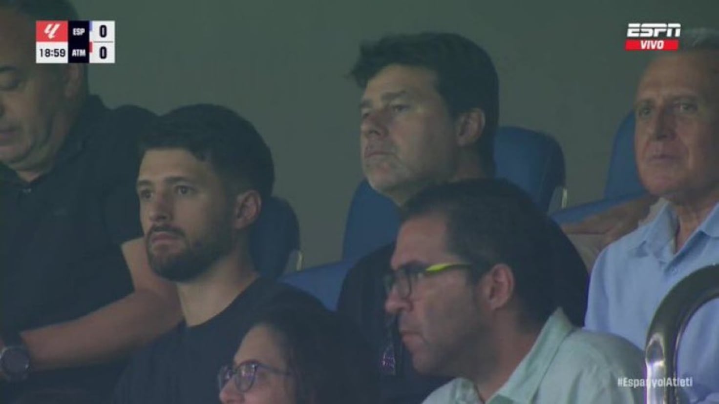 Pochettino observa atentamente a Johnny Cardoso en su primer partido con el Atlético de Madrid.