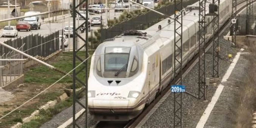 Ocho trenes parados y tres cancelados en la ruta Madrid-Andalucía debido a un incendio en una fábrica de Toledo.