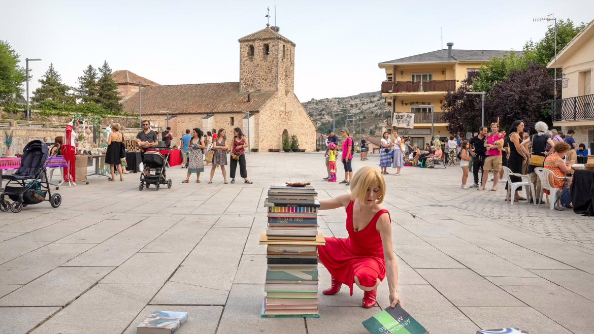 La Comunidad de Madrid promueve Arte Vivo en la plaza con la producción actual de artesanos y artistas locales.
