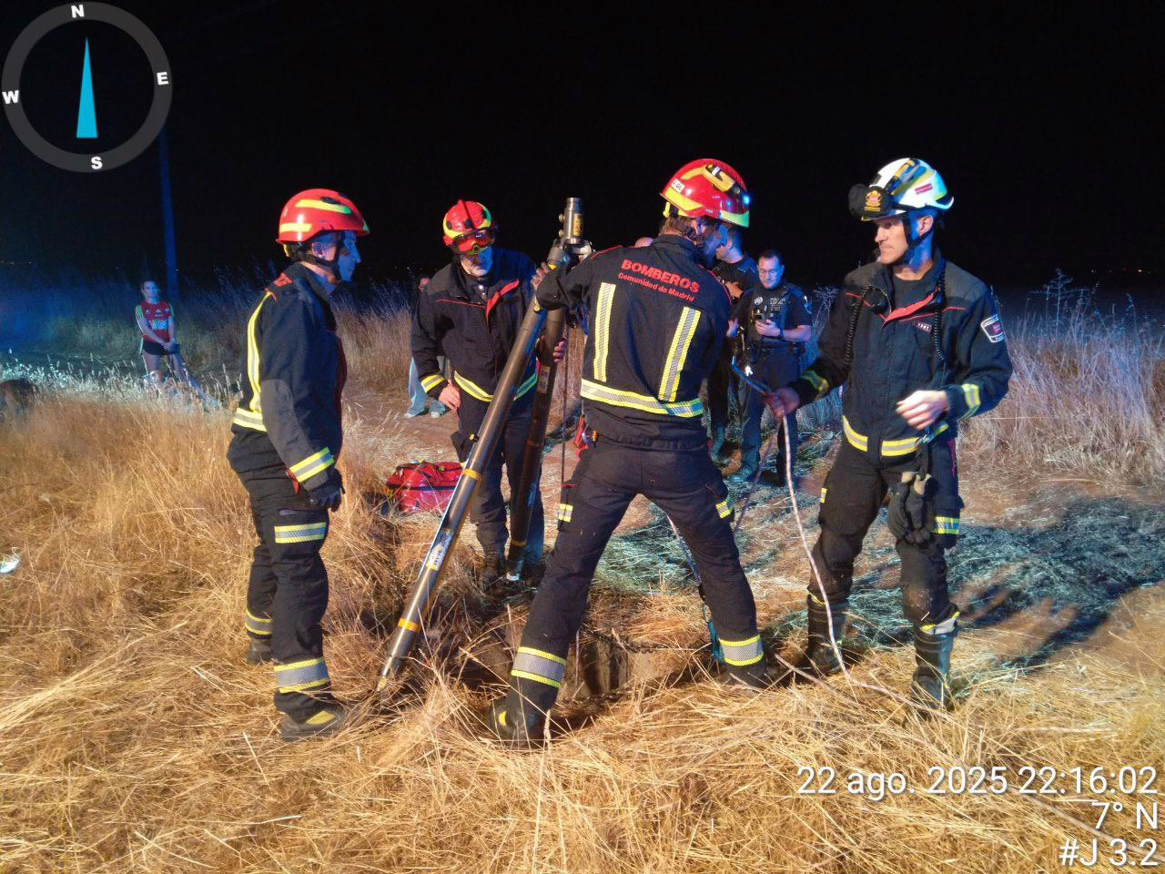 Salvamento de una adolescente que se cayó a un pozo de 6 metros en Torrejón de Ardoz.