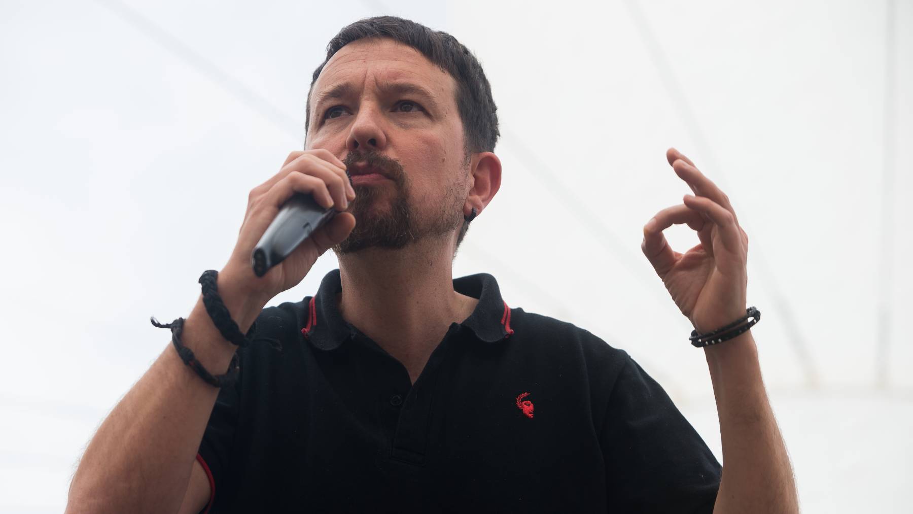 Pablo Iglesias expande el menú de su taberna rebelde ofreciendo croquetas a precios elevados.