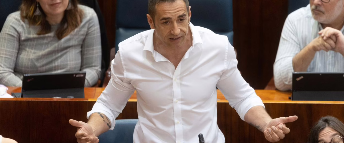 Alfonso Serrano persiste en difundir rumores sobre los bomberos, y Emilio Delgado le da una lección.