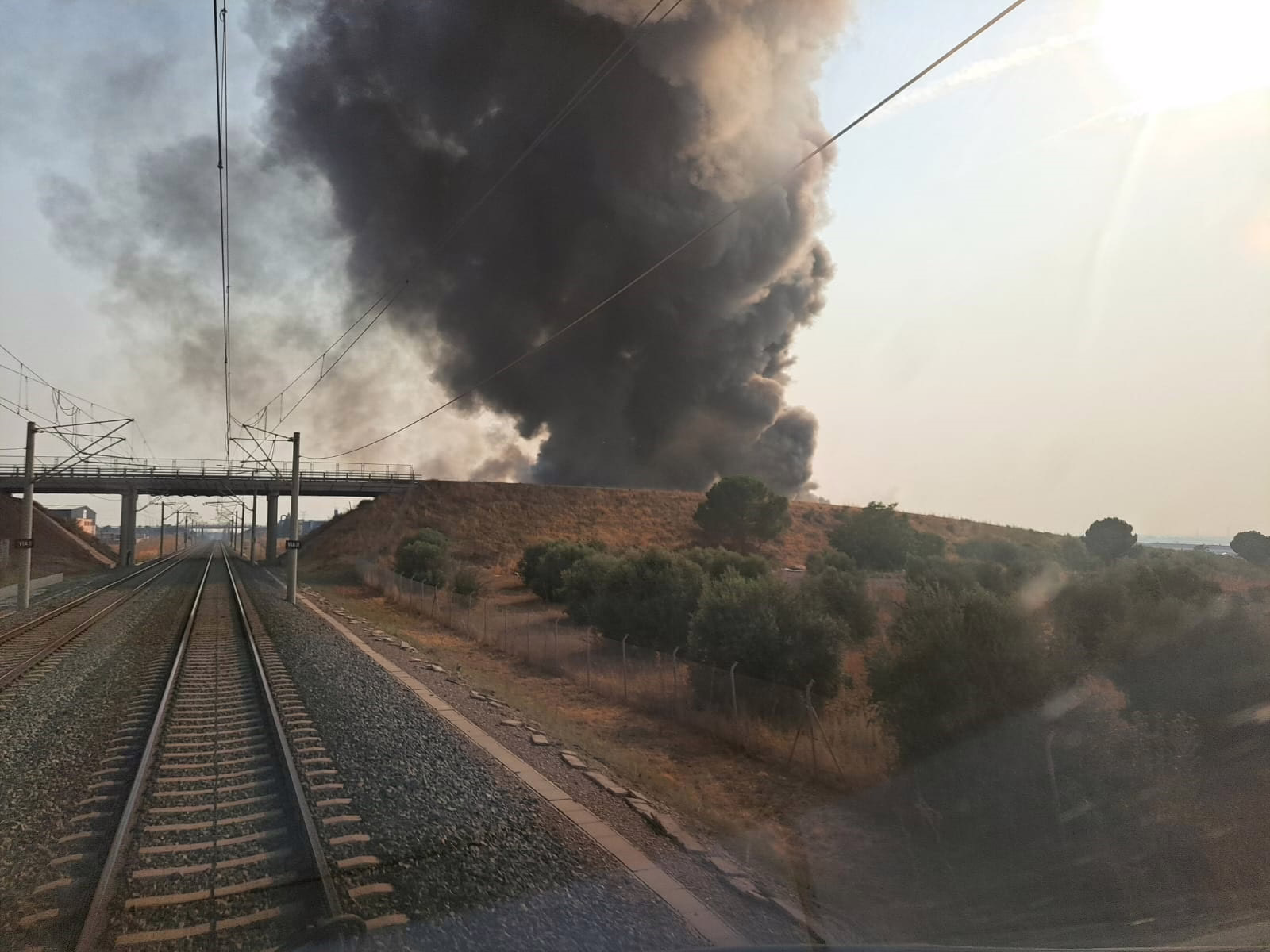 Interrumpido el servicio de Alta Velocidad entre Madrid y Andalucía debido a un incendio en una instalación en Yeles.