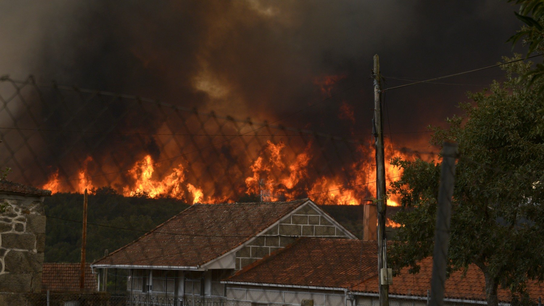 El incendio ha devastado ya más del 7% de Orense.