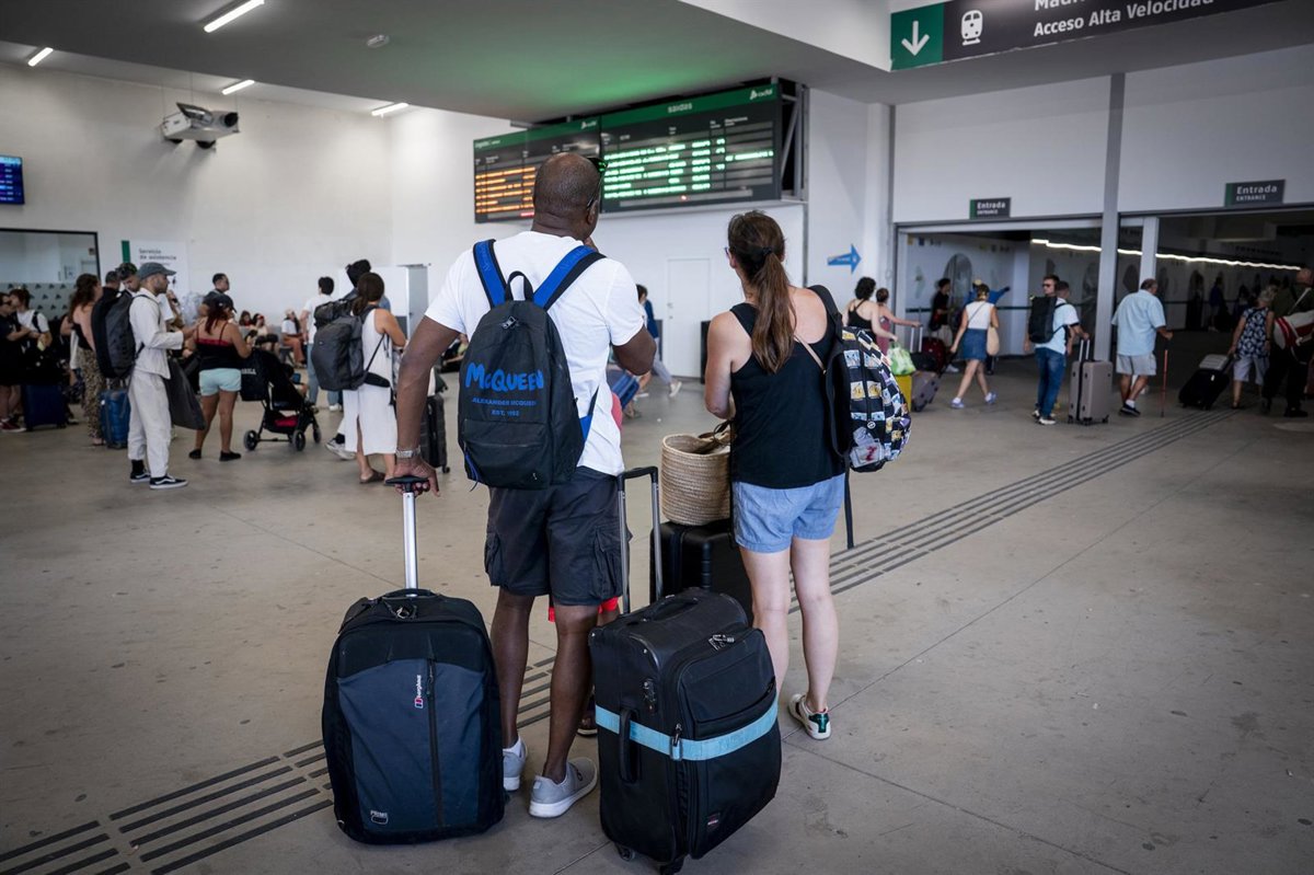 El servicio de trenes de alta velocidad entre Madrid y Galicia permanecerá cancelado mañana, al menos hasta el mediodía.