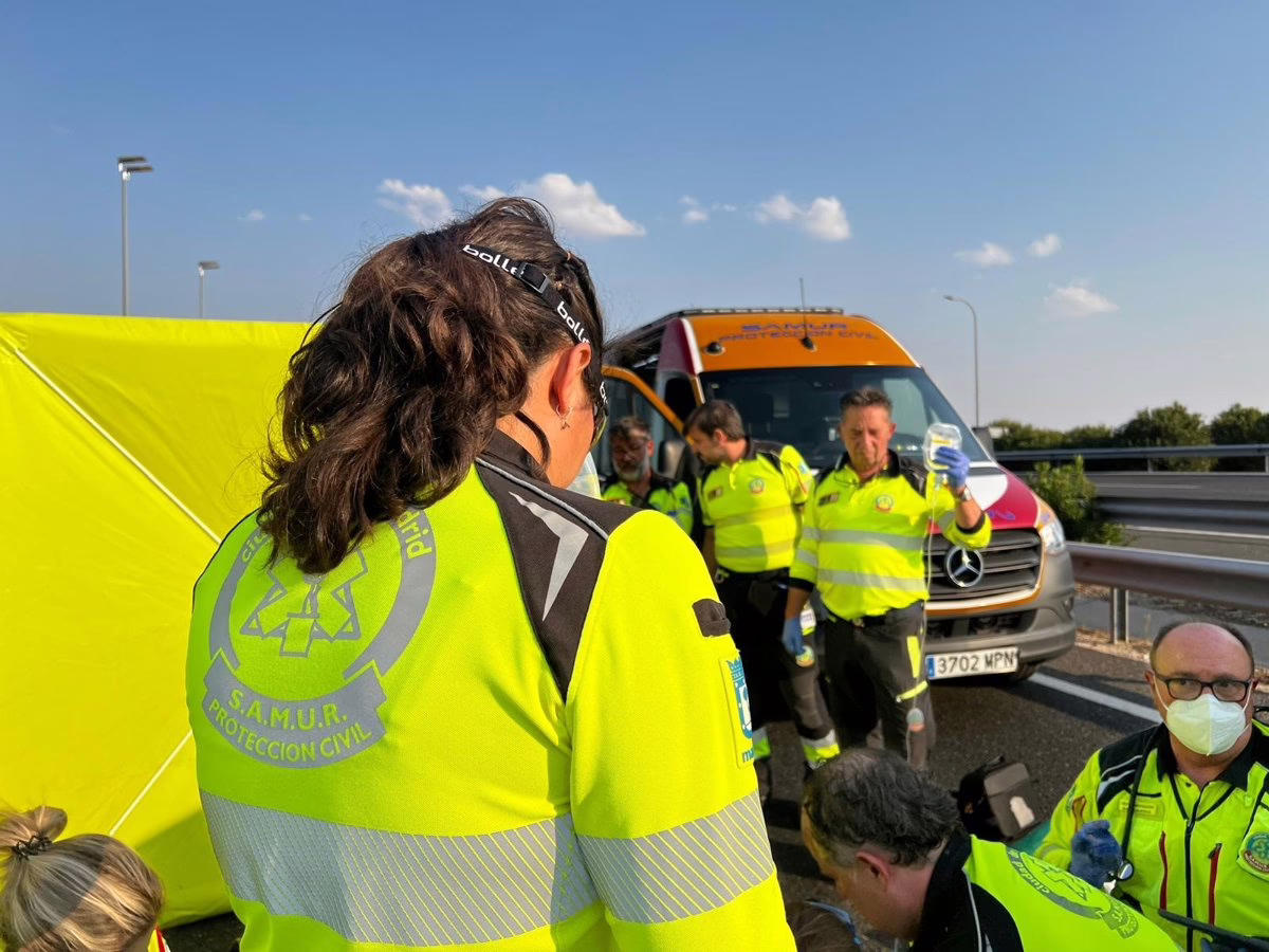 Fallece un motociclista de 42 años tras colisionar con un coche parado en el arcén de la M-40.
